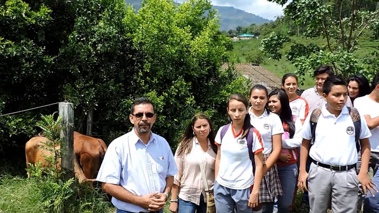 Niños y jóvenes se beneficiarán en su institución educativa con el programa 'Una vaca por la paz'